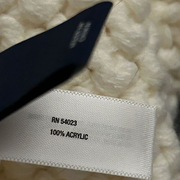 Gap White Infinity Scarf - Picture 3 of 3